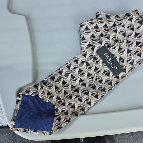 (J28) Van Heusen Black and Cream Patterned Tie - Picture 4 of 4